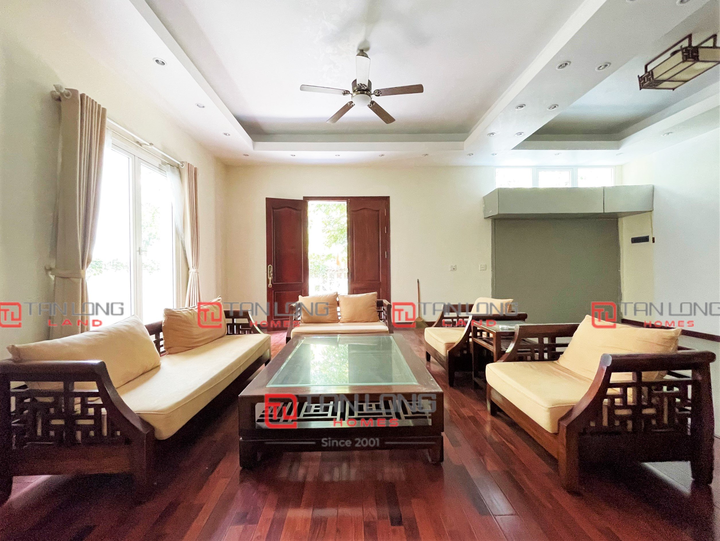 Cho thuê biệt thự Luxury Lakeside Villas hướng Đông, full đồ, giá tốt